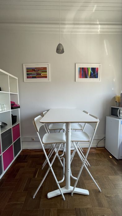 Mesa Alta com 4 cadeiras