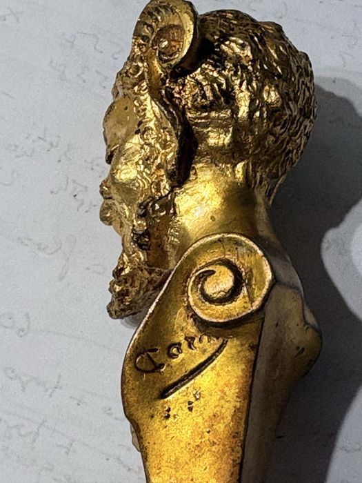 Raro tinteiro francês “fauno” de “Caron” em bronze dourada e mármore