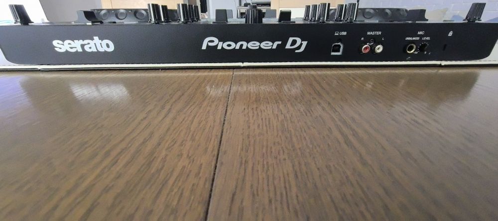 Kontroler DDJ-REV1 marki Pioneer DJ