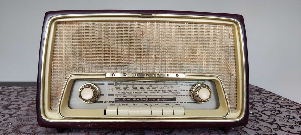 Kolekcja starych odbiorników radiowych