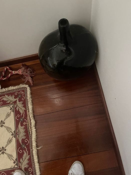 Garrafão escuro grande