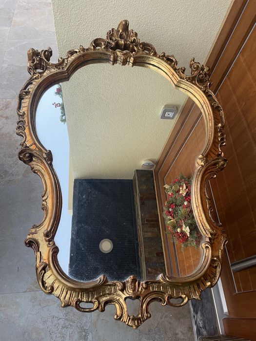 Espelho antigo com talha dourada