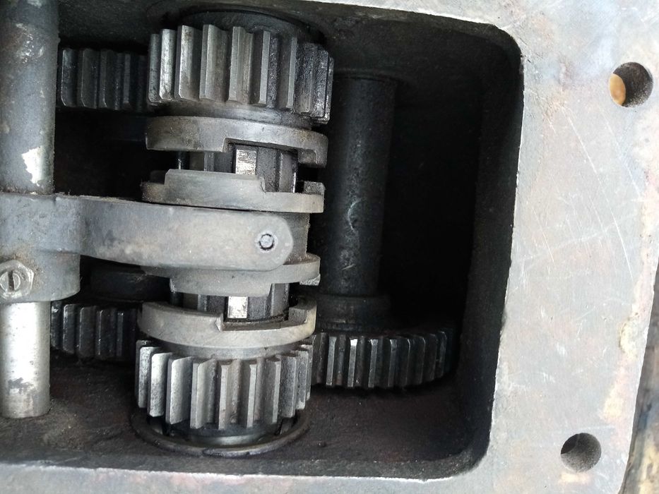 Реверс(МОХ)-коробка для зміни руху обертання двохвиходова