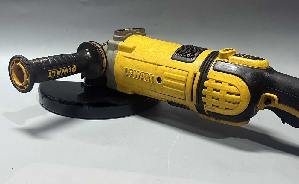 DEWALT DWE4579-QS – szlifierka kątowa 230 mm / 2600 W