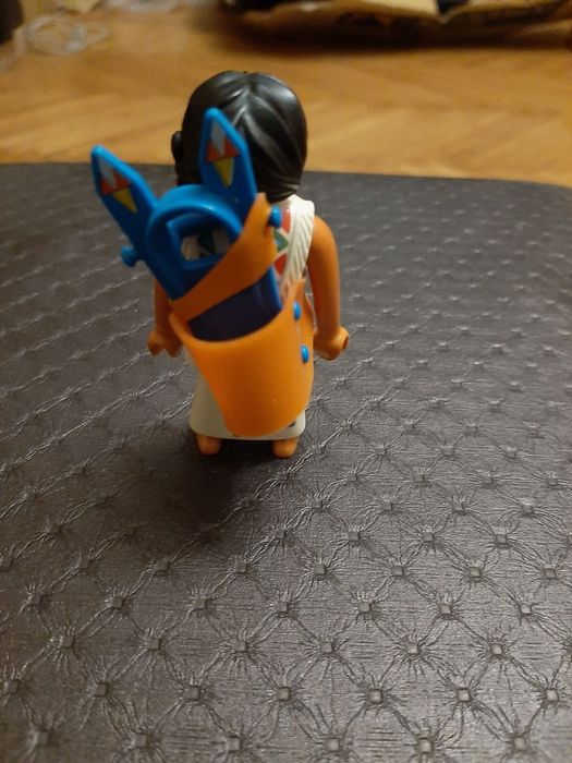 Индийская женщина с корзиной для ребенка на спине