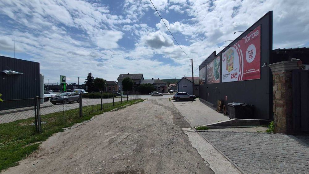 Оренда комерційної будівлі 800 м² (можливий поділ на 350 м² та 450 м²)