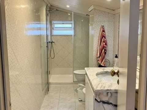 Espaçoso (140m2) T2 duplex disponível na zona de Cedofeita (Rua de Antero Quental), Porto.