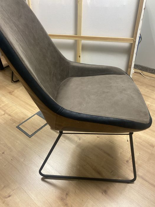 Cadeiras novas com pés em  metal preto