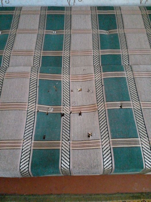 Продається диван-кровать, стіл.