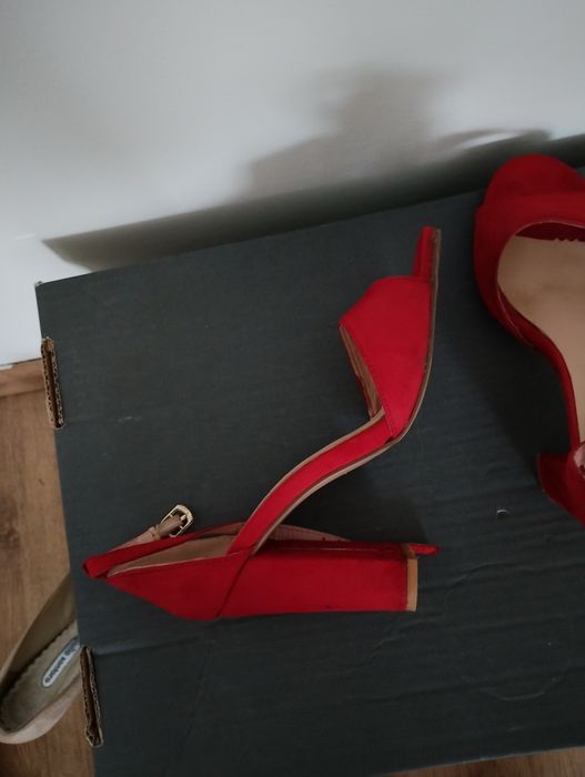 Buty na słupku j.nowe