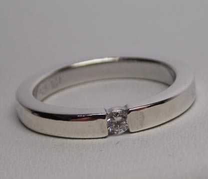 Srebrny pierścionek z cyrkonią kwadratowa obrączka R.17.