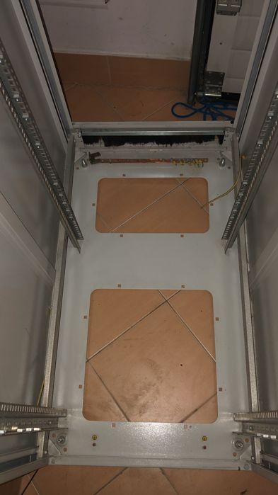 Szafa RACK stojąca 19" 42U 600x1000mm plus półki