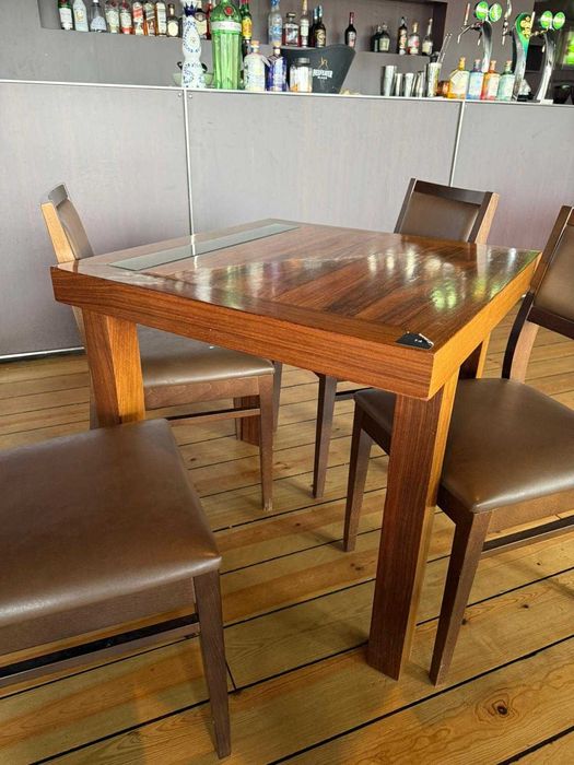 Mesa em madeira com 4 cadeiras