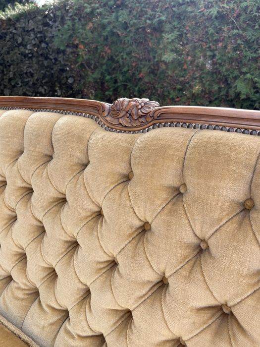 Stylowa kanapa ludwikowska / Sofa 3-osobowa w stylu Ludwika XV (Miodowy Welur/Aksamit)