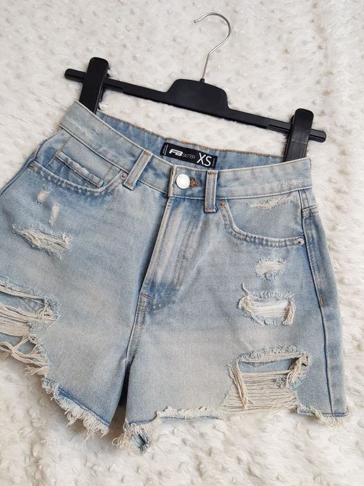 Krótkie jeansowe szorty damskie XS/S New Yorker jasny jeans jasnoniebieskie wysoki stan postrzępione śliczne na lato wakacje