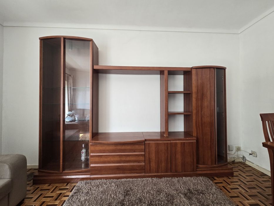Móvel de sala e mesa extensível com 6 cadeiras