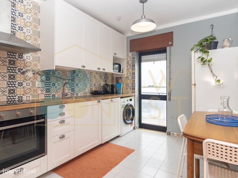 Apartamento T2 em Vila Maria - Semi-Renovado e Mobilado