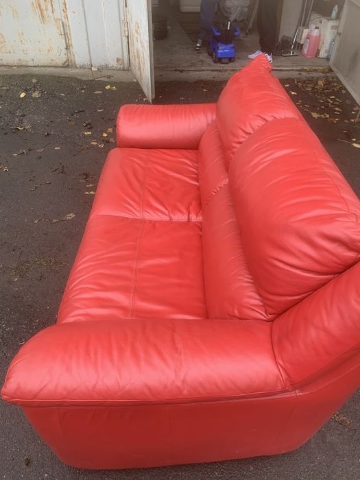 Раскладной кожаный диван