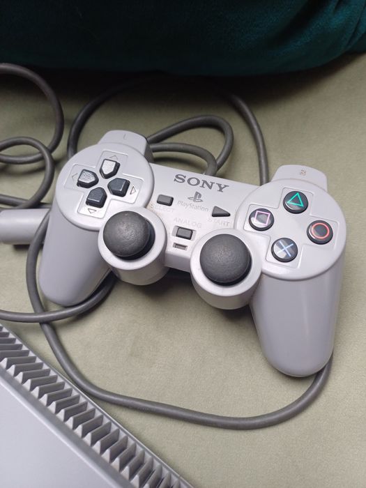 PlayStation 1 z padem i 12 grami