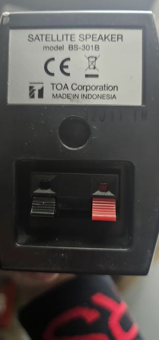 Sistema de som Toa BS-301B 
Compact satellite speaker system