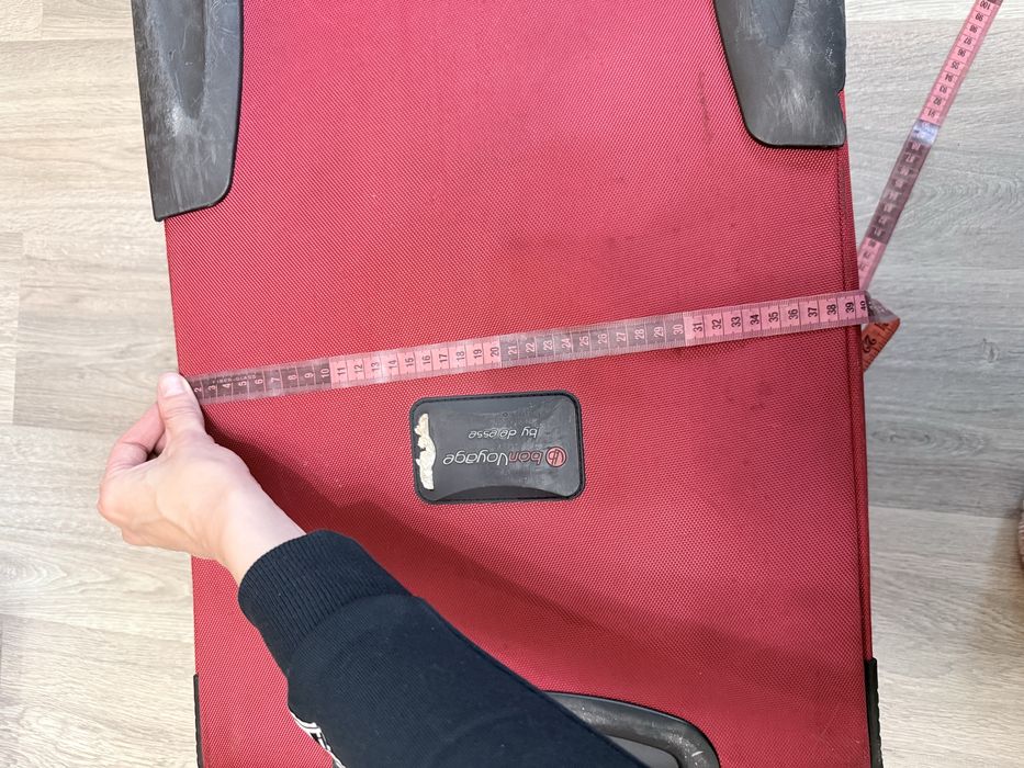 Валіза на колесах червона