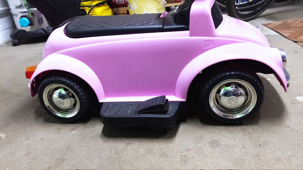 Samochodzik dziecięcy Volkswagen Beetle różowy z napędem elektrycznym
