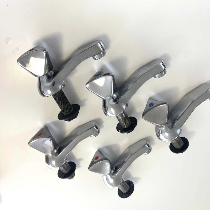 Conjunto de 5 torneiras usadas, cromadas, de coluna, para lavatório ou bidé