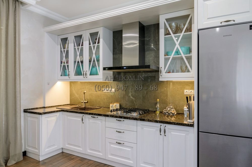 Сучасний будинок біля річки