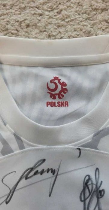 Koszulka Reprezentacji Polski z autografami zawodników.