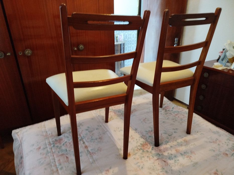 Conjunto de duas Cadeiras em madeira