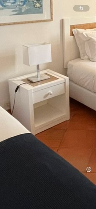 Mesa de cabeceira branca lacada com tampo com palhinha e vidro