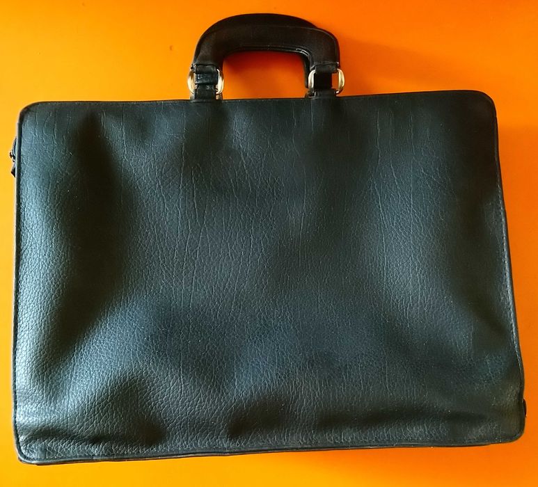 Продам портфель (деловой)