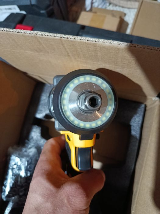 Гайковерт посадка акб Dewalt