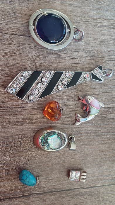 Zestaw zawieszek na łańcuszki, rzemyki