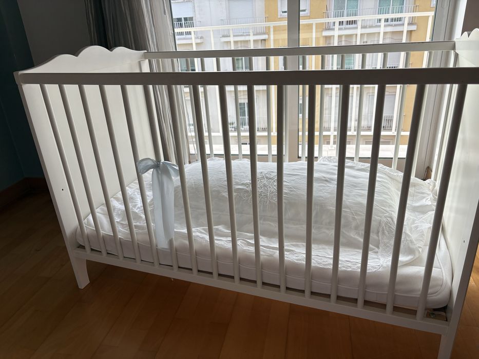 Cama de grades Ikea com colchão