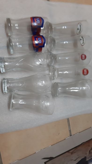 10 copos de diferentes bebidas