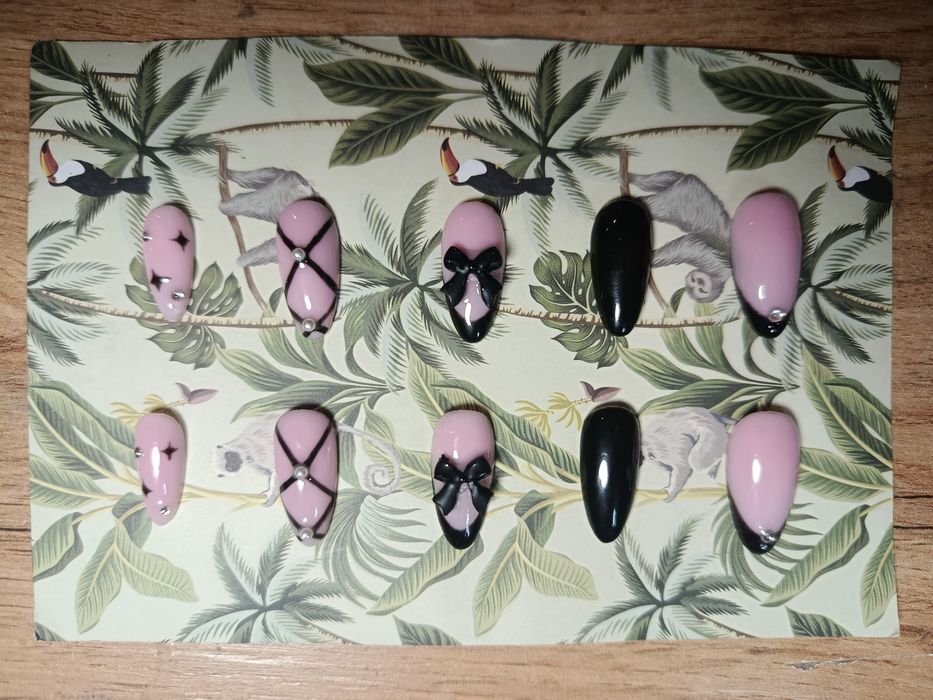 Press on nails (żelowe paznokcie)