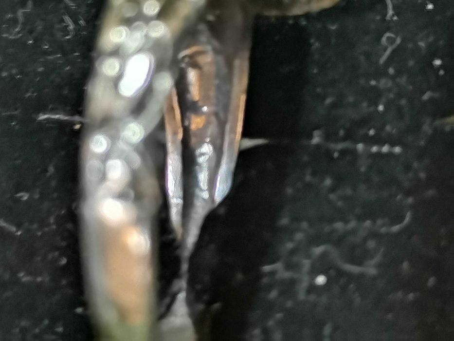 Maravilhoso anel em prata com brilhantes e uma raiz de ruby