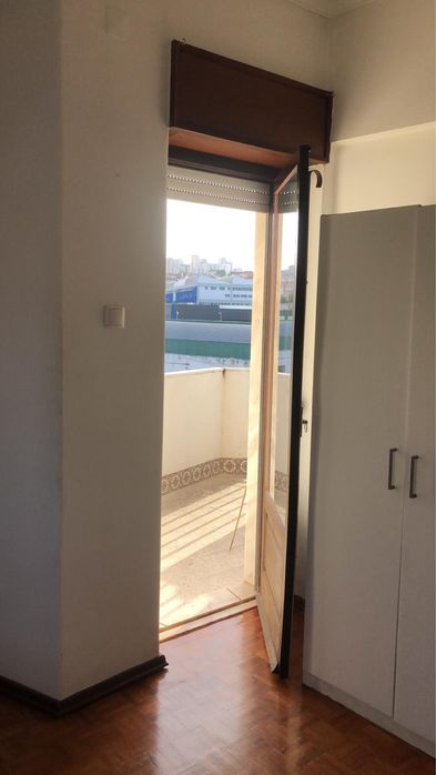 Quarto casal c varanda s/caução Venda Nova ( amadora )