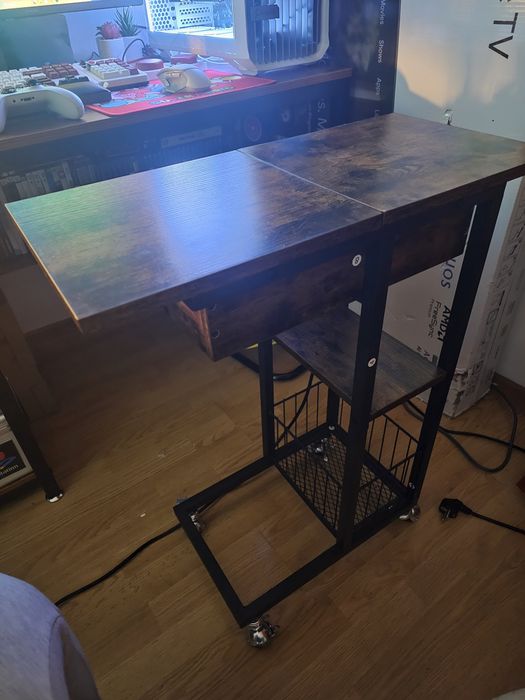 Pułka na kółkach z otwieranym schowkiem i przedłurzaczem