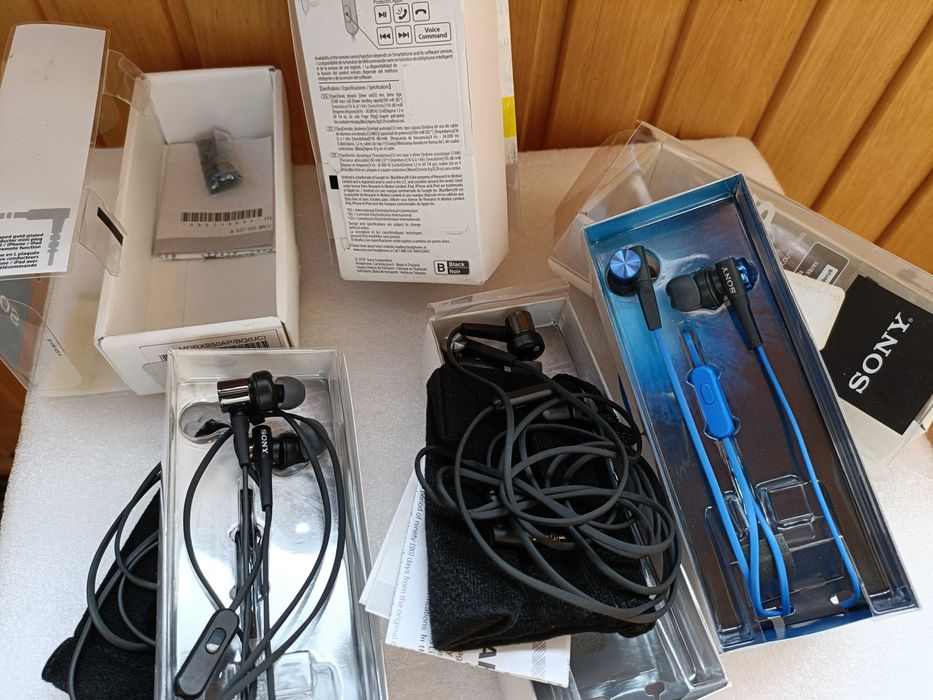 Навушники-гарнітура Sony MDR-XB50AP та інші.