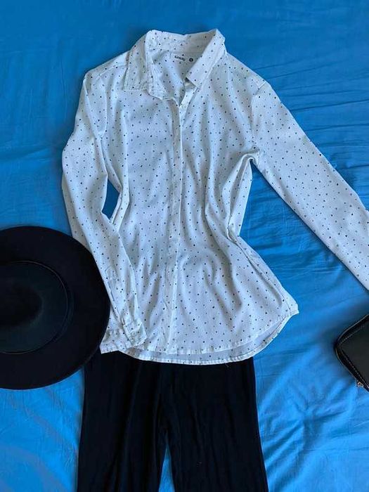 Biala koszula we wzory, niemnący się materiał