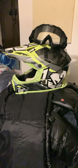 Vendo capacete LS2 com óculos e também dois pneus de mota