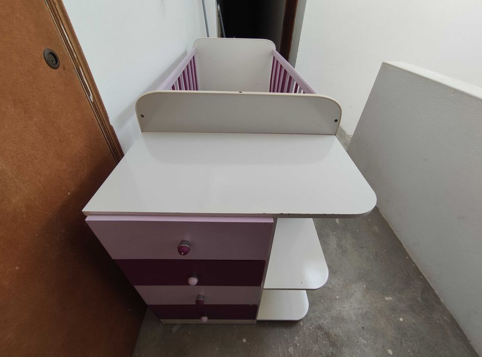 BAIXA DE PREÇO - Cama de bebé com móvel e muda-fraldas