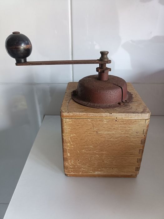 Máquina de moer café antigo