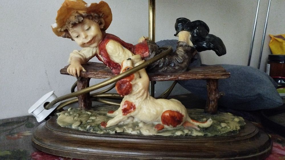 Lampka nocna Capodimonte oryginalna chłopiec na ławce z psem abażur
