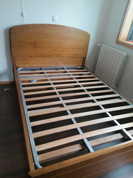 Cama de casal em madeira maciça