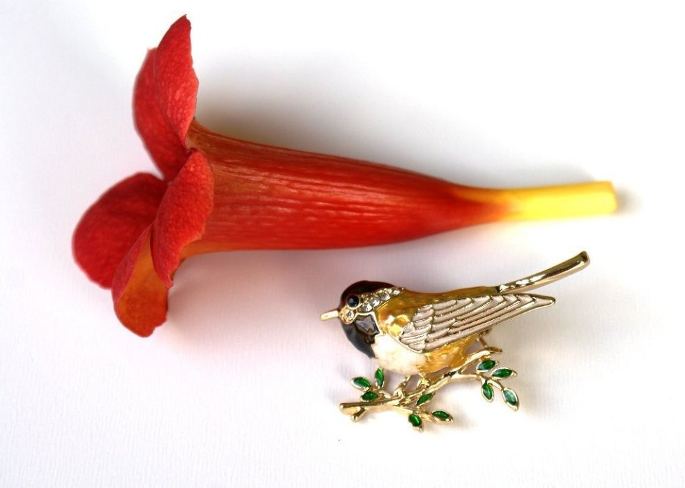 Cudowna broszka złoty Ptaszek Emaliowana Nowa