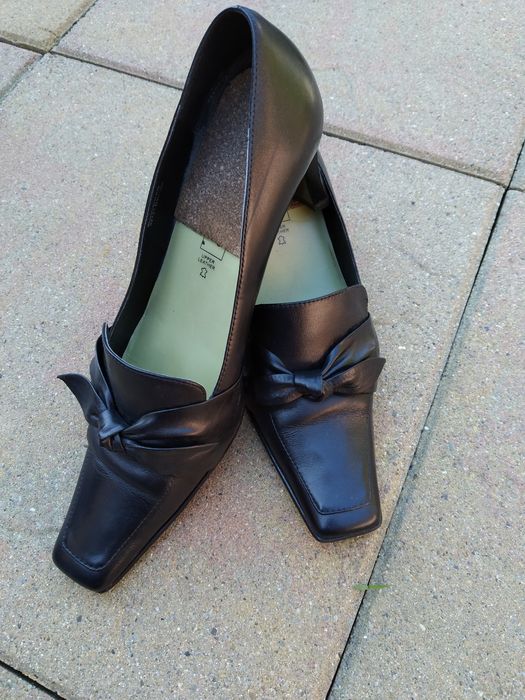 Buty damskie na obcasie.