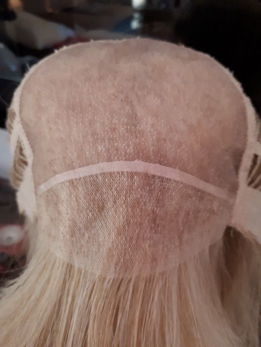 Peruka blond z jaśniejszymi pasemkami